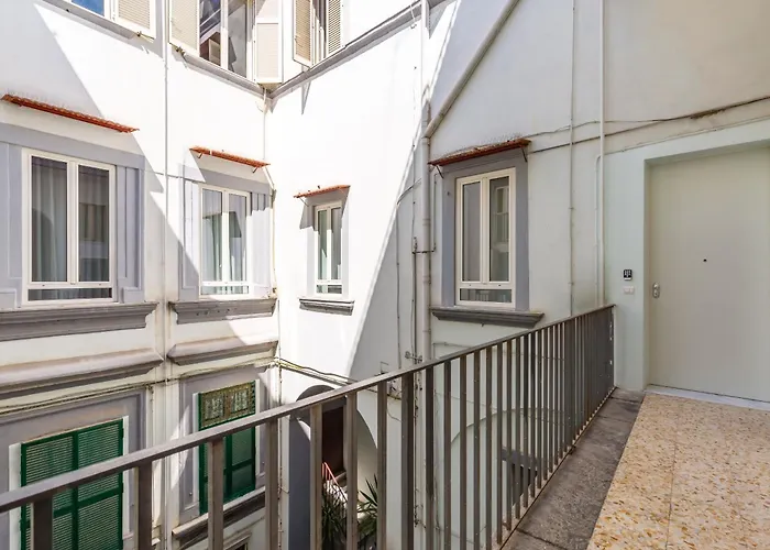 Starguest Duomo Neapel